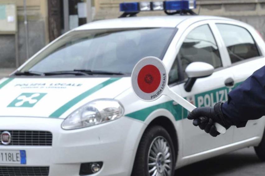 Lovere, dopo lo scontro l’auto finisce…in vetrina