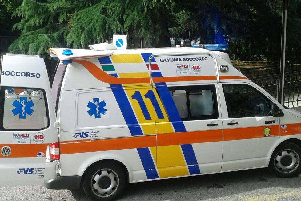 Esine, addetto al volantinaggio investito nella frazione Plemo