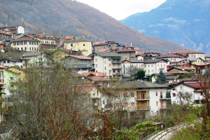 Malonno, due anziani derubati fuori dal cimitero