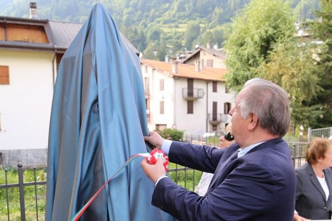 PontedilegnoPoesia pensa al nono totem da installare, mentre arriva la notizia della morte del presidente della Giuria 2019