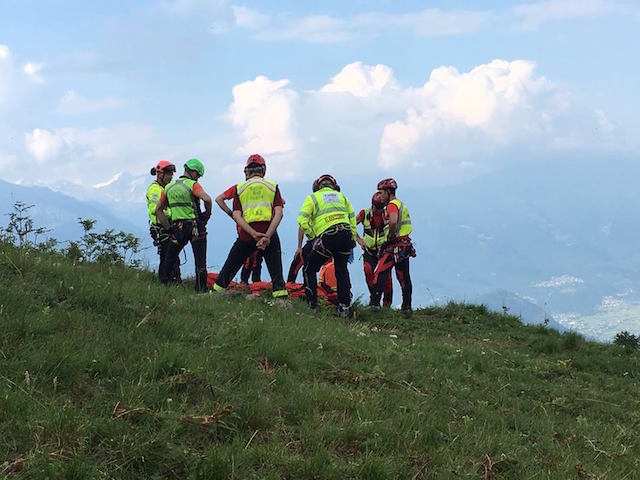 Parte da Schilpario ma perde il sentiero per Lozio. Dopo una notte all’addiaccio lo recupera il Soccorso Alpino