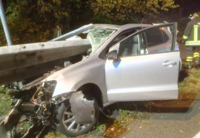 Un’auto attraversata da un guard rail e un’altra finita in un fosso. Entrambi gli incidenti senza feriti