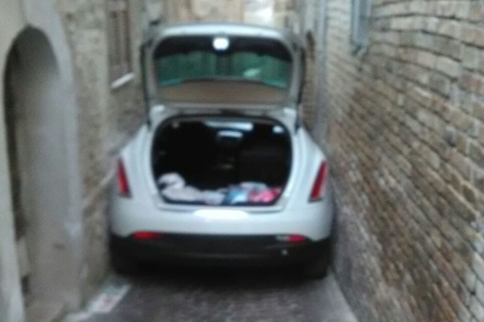 Cerveno, 50enne bergamasco in preda a un vuoto di memoria si incastra con l’auto in centro storico