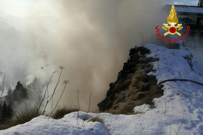 Brucia l’Altissimo di Borno. La causa sarebbe un petardo