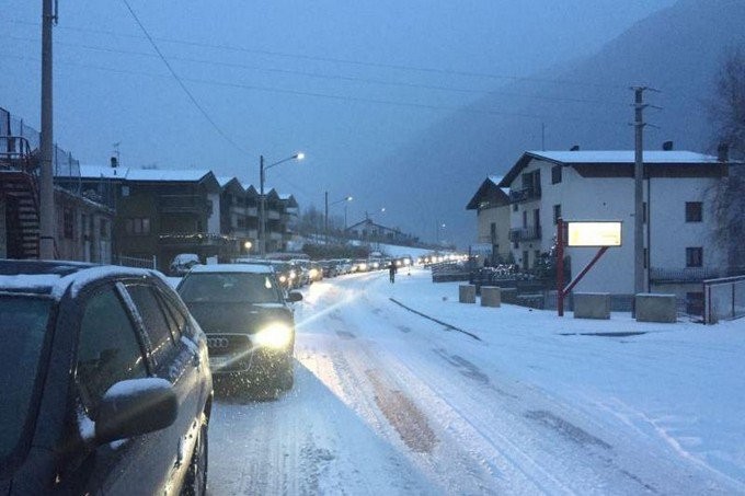 Traffico festivo in alta Valle, Rizzi: “Non si possono costringere a code estenuanti i turisti”