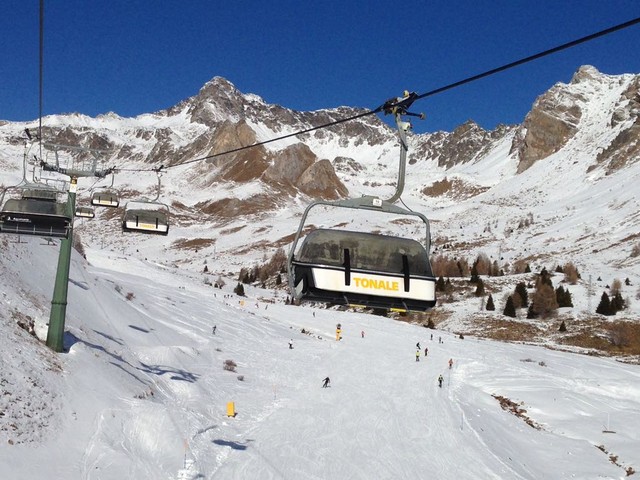 Cade e batte la testa mentre scia al Tonale. Niente da fare per un 61enne bergamasco