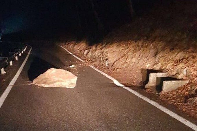 Valsaviore, strada provinciale 6 chiusa per una frana