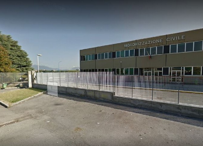 La Motorizzazione di Brescia in carenza di organico: in migliaia in lista per sostenere l’esame di guida. E intanto i fogli rosa scadono