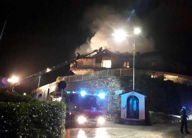 Berzo Inferiore, a fuoco la mansarda: 200 metri quadrati di tetto danneggiati