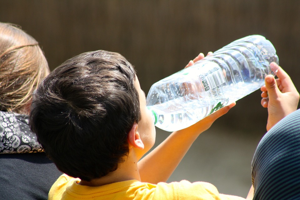 Boario. Acqua fresca nel giardino della scuola primaria