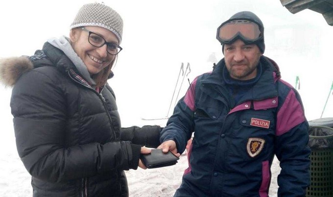 Perde il portafoglio mentre scia. Lo trovano le sorelle Fanchini