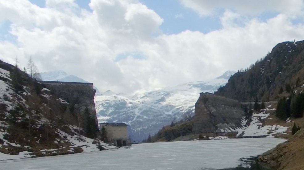 Allarme slavine lungo il sentiero che porta alla Diga del Gleno. Il Comune: non avventurarsi