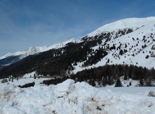 Passo Tonale, la valanga non è scesa e incombe ancora sulla strada