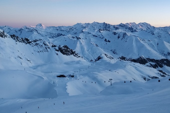 La neve è ancora abbondante, ultimi giorni per sciare al Tonale e a Ponte di Legno. Piste del Presena aperte fino al 23 maggio