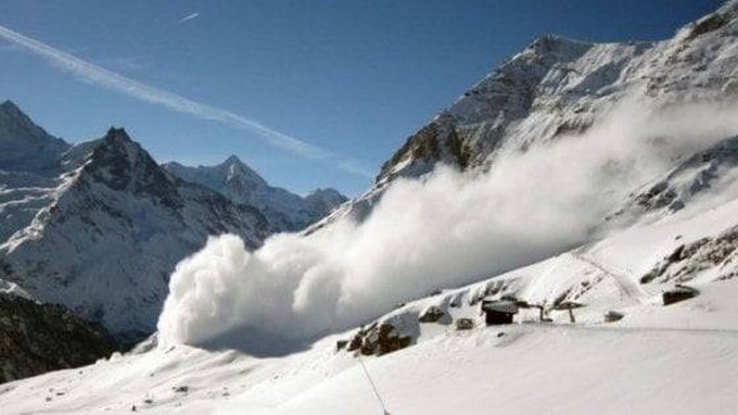 Passo del Tonale chiuso per le operazioni di distacco controllato di una valanga