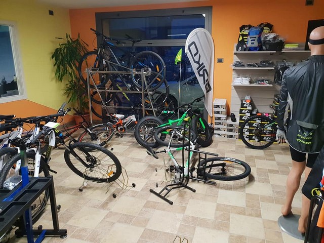 Via con quindici biciclette, furto nottetempo da Coatti a Temù