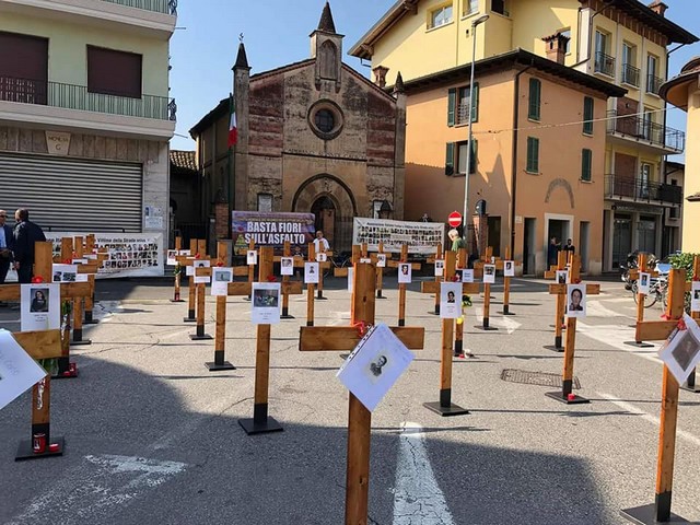 L’Associazione familiari vittime della strada di Brescia ha ricordato con 60 croci a Capriano i morti del 2017. L’anno prossimo la giornata si terrà in Vallecamonica