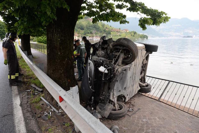 Sulzano, auto si ribalta: ‘salvato’ dalla ringhiera