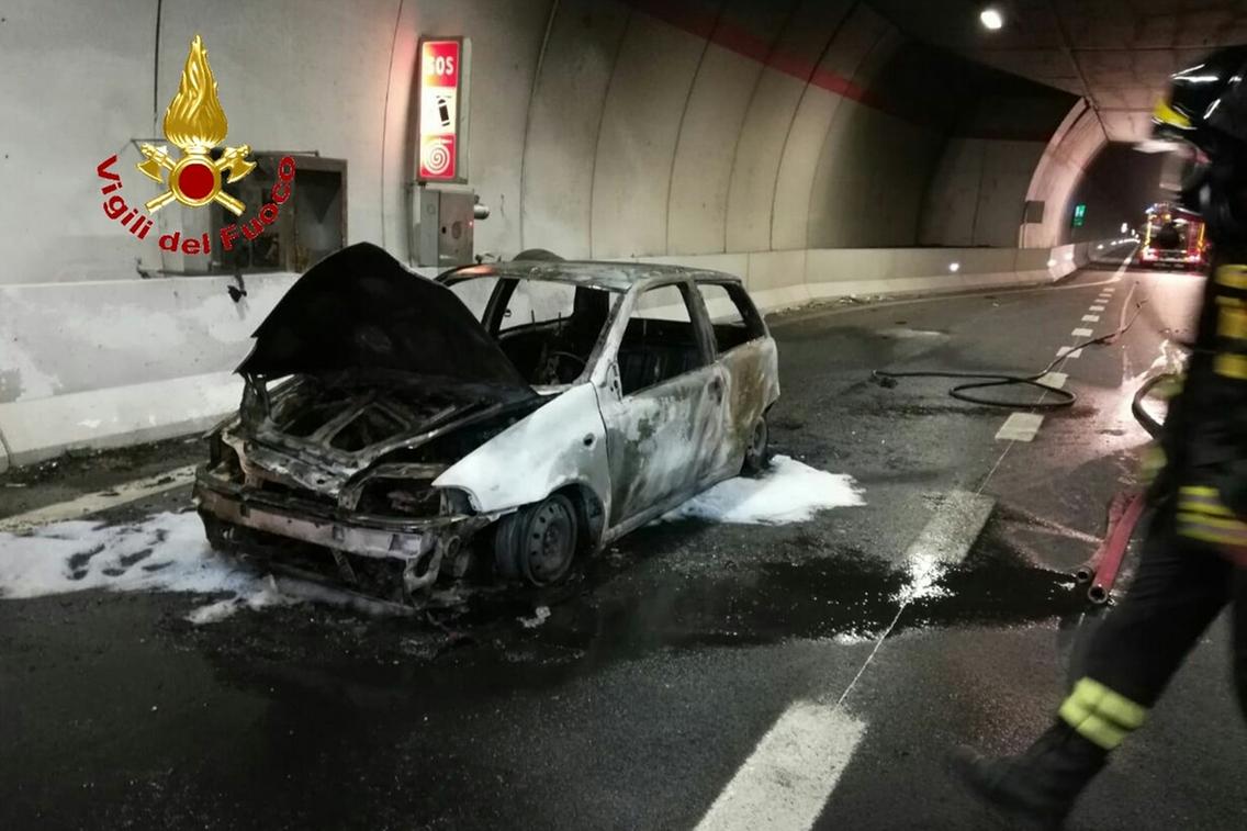 Capodiponte, incendio in galleria: auto in fiamme, chiusa galleria Sellero