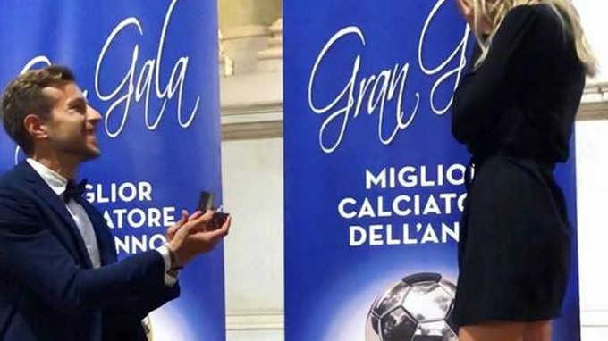 Francesco Zanardini chiede alla fidanzata di sposarlo durante le premiazioni del Pallone d’oro bresciano