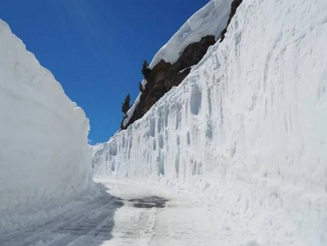 Passo Gavia, operai al lavoro per riaprirlo entro il primo giugno