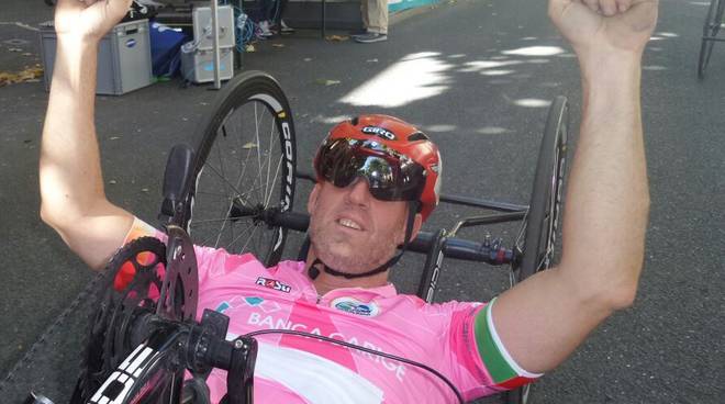 Giordano Tomasoni della Polisportiva Disabili di Vallecamonica primo nel Giro del lago di Varese handbike