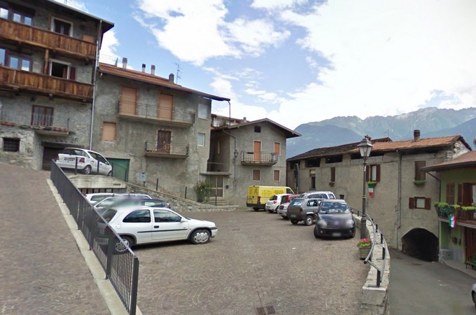 Cerveno. Edificio pericolante in centro storico, il sindaco ordina la chiusura di via Vento
