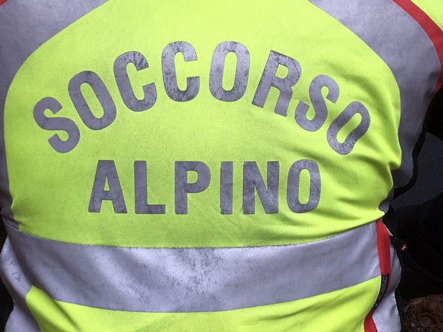 Alta Vallecamonica. Scivola mentre cerca funghi, recuperato con il verricello dal Cnsas