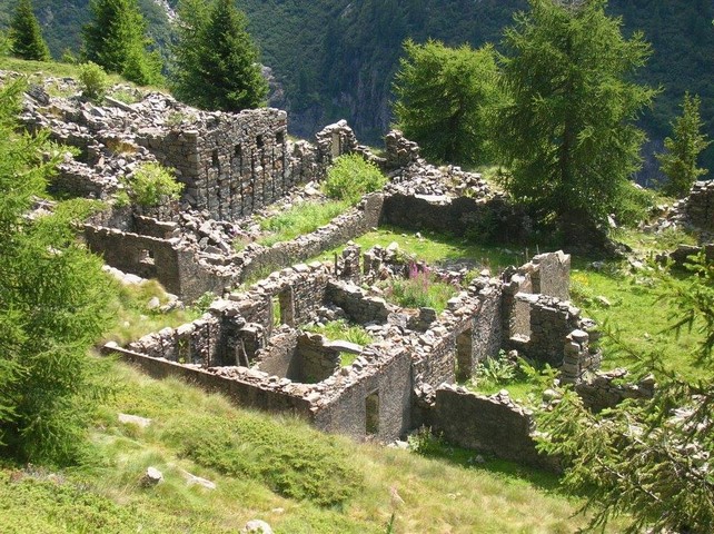 Cevo, ladri nella ex caserma Campellio