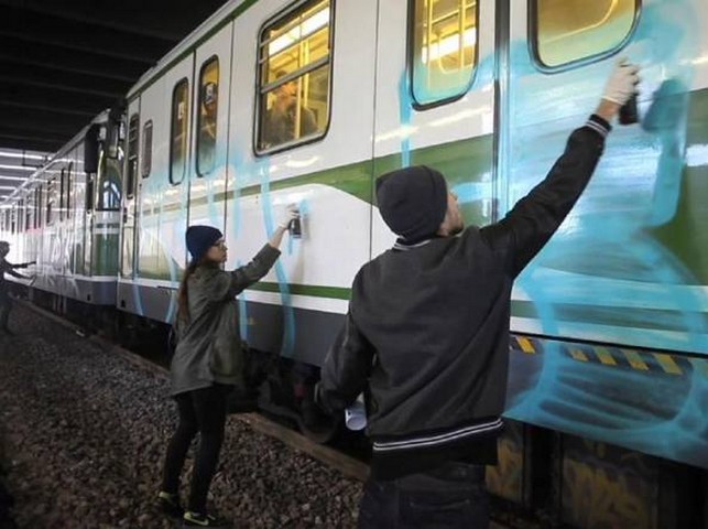 Graffiti sul treno della linea Brescia-Iseo-Edolo. Fermati in flagrante tre writers