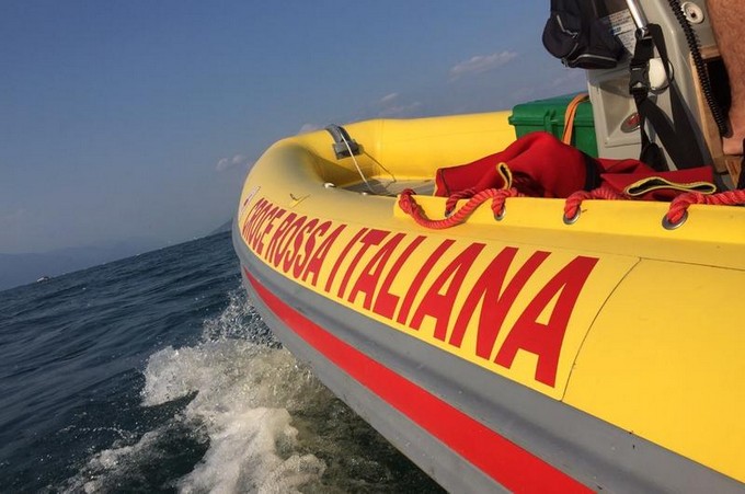 Lago d’Iseo, turisti olandesi in acqua durante il surf: recuperati dall’idroambulanza