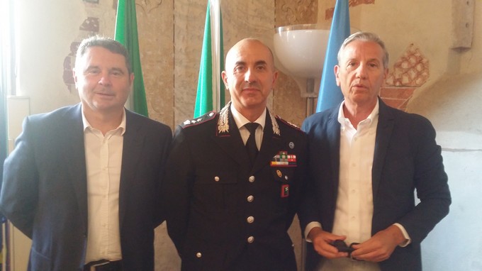 La Provincia di Brescia ringrazia con una pergamena il tenente colonnello Malvaso