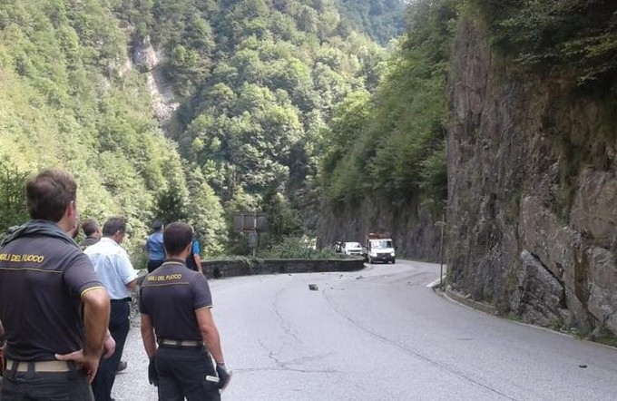 Via Mala, un masso caduto dal versante colpisce tre auto in transito