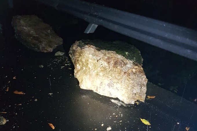 Loritto di Malonno, strada chiusa per caduta massi