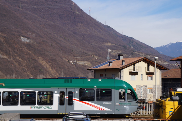 Pomeriggio di fuoco sulla Brescia-Iseo-Edolo: due treni fermi sotto il sole cocente