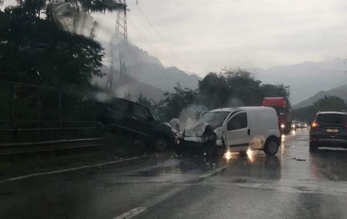 Darfo, scontro tra auto sulla Statale 42
