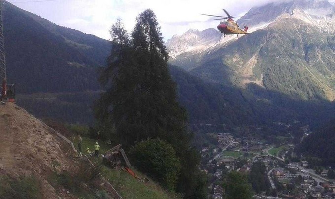 Temù, escavatore si ribalta nei boschi. Grave operaio 47enne