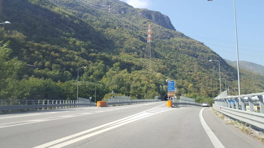 Il gas di scarico di un’auto il motivo della chiusura della galleria di Berzo Demo