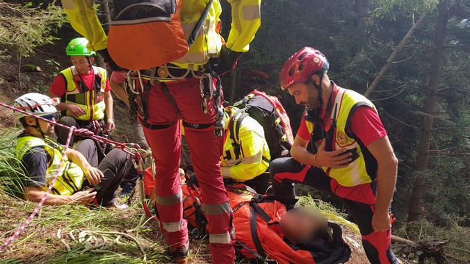 Edolo, 52enne si frattura una caviglia mentre cerca funghi