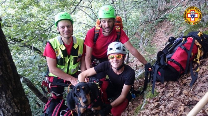 Soccorso alpino, lunga operazione a Malonno per portare in salvo un cane da caccia