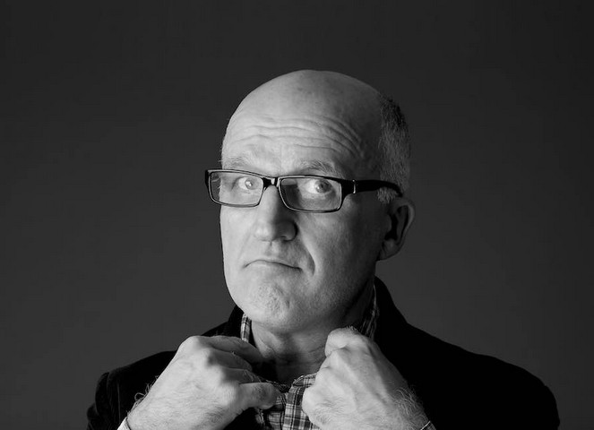“Dallo Sciamano allo Showman”. Il festival della canzone umoristica d’autore ospita Paolo Hendel a Breno