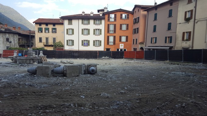 Breno, il Comune proroga i termini del bando per i negozi in Piazza Mercato