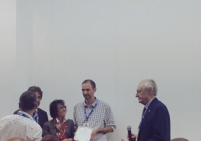 Malegno premiato a Rimini per aver promosso lo sviluppo sostenibile con la coperta di lana messa alle scuole