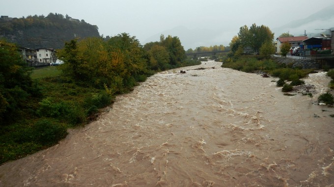 Maltempo, ancora codice rosso in Vallecamonica: chiusura strade ad Esine ed Ono San Pietro, scuole chiuse a Darfo, allerta venti