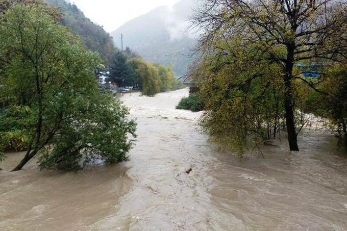 Maltempo, codice rosso in Vallecamonica: smottamento ad Edolo, Oglio in piena, neve al Tonale e Presena