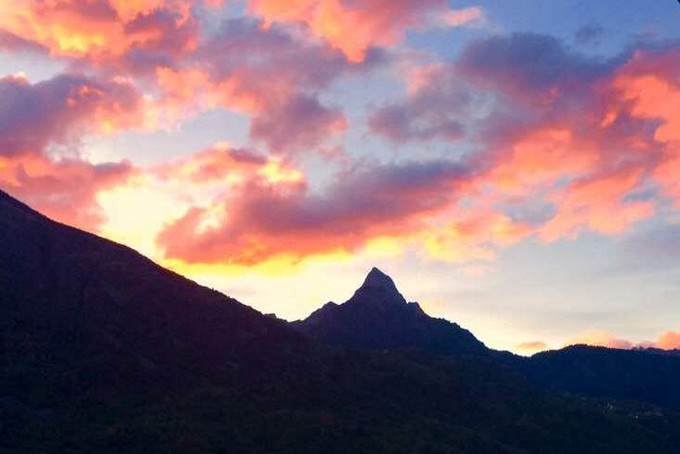 Mercoledì di suggestioni nel cielo: alba e tramonto infuocati, con la comparsa di una particolare scia luminosa