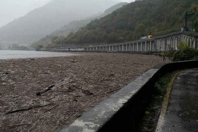 Il lago d’Iseo cambia colore a causa dei detriti trasportati dal fiume Oglio