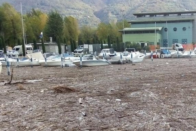 Ramaglie, detriti e persino imbarcazioni. Il Sebino dopo il nubifragio va ripulito