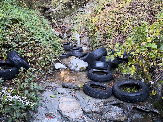 Corteno, gomme d’auto nel torrente. Si cercano gli autori del gesto