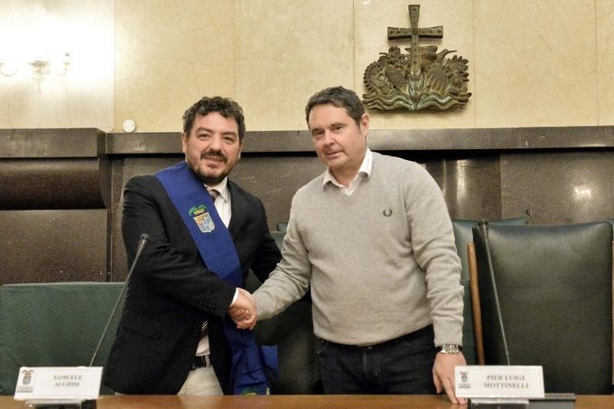 Mottinelli cede la fascia di presidente della Provincia di Brescia ad Alghisi